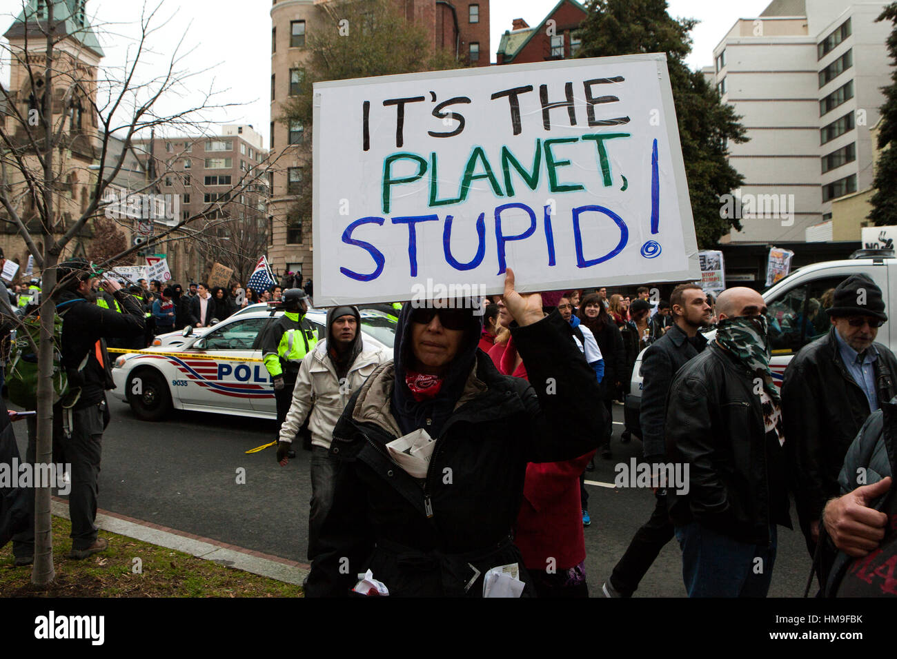 Attivista ambientale durante il 2017 inaugurazione presidenziale proteste - Washington DC, Stati Uniti d'America Foto Stock