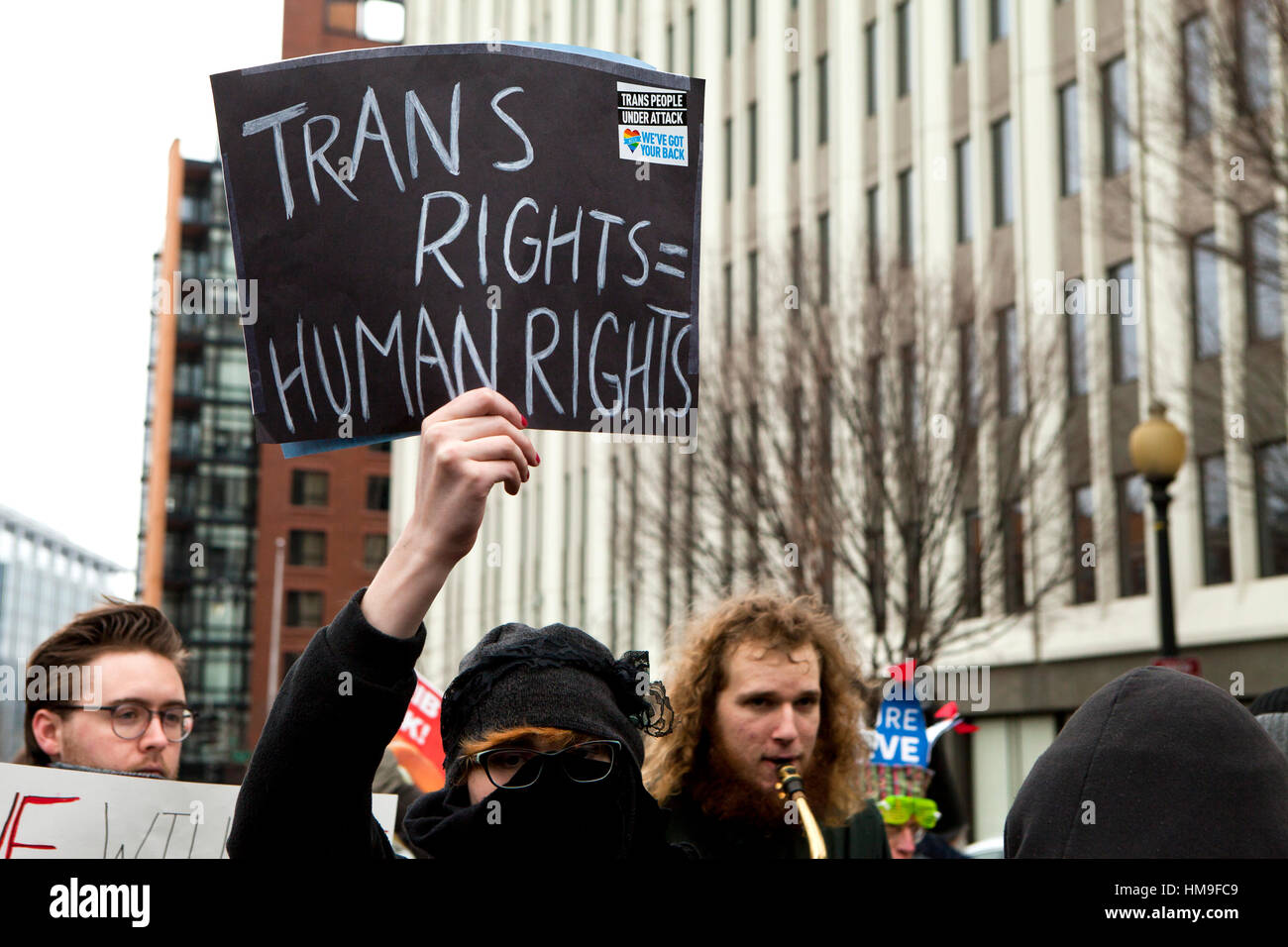 Donna che mantiene i diritti Transgenger segno durante la protesta - Washington DC, Stati Uniti d'America Foto Stock