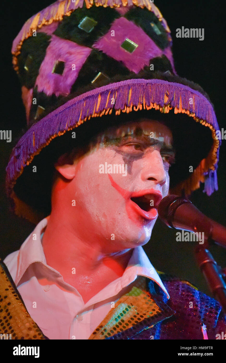 La Murga membro esegue durante i festeggiamenti del carnevale a Buenos Aires, Argentina, 6 febbraio 2015. Foto Stock