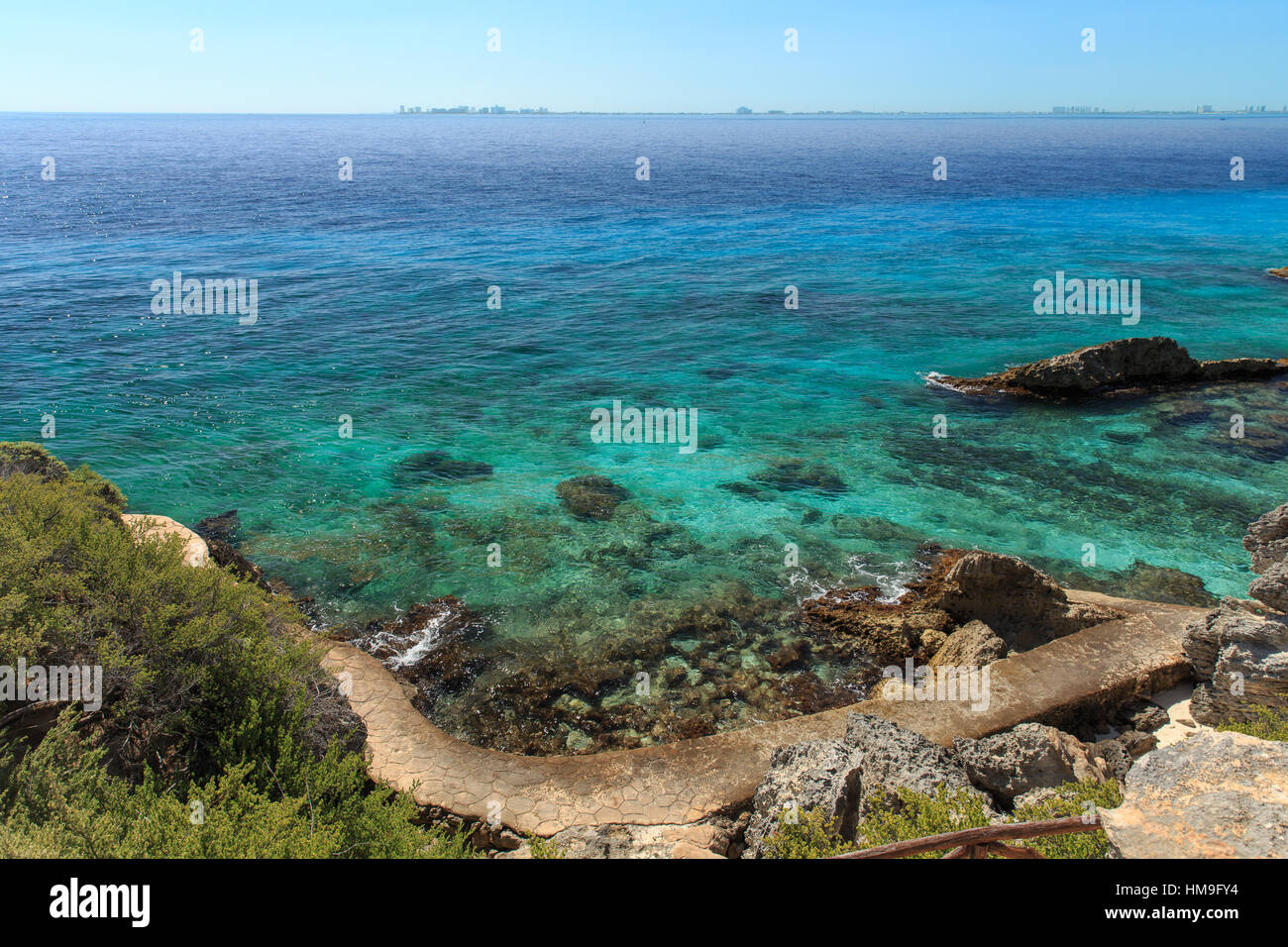 Un sentiero si snoda intorno alla bella blu dei Caraibi acqua su Isla Mujeres, Messico. Foto Stock