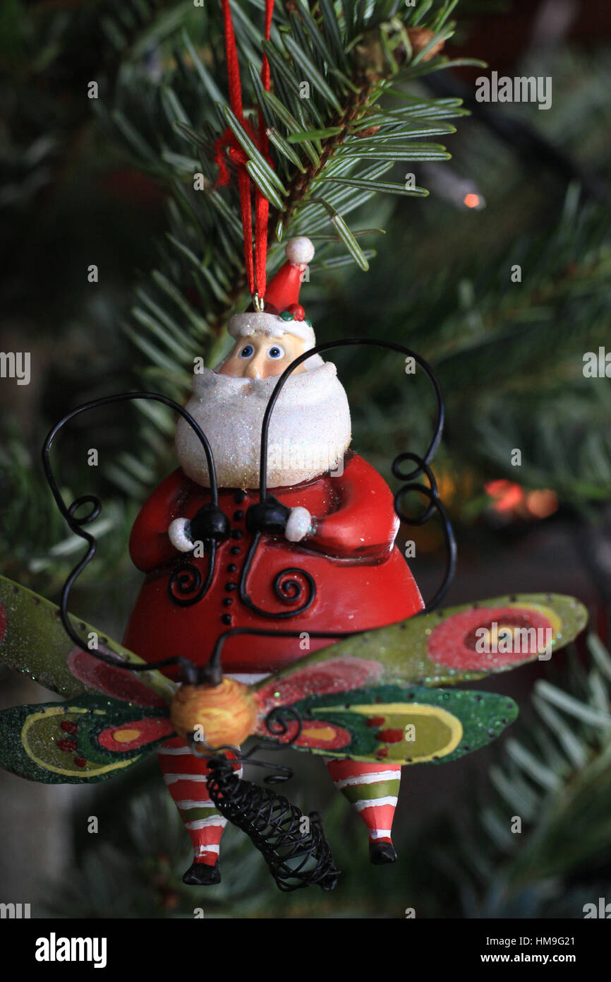Père-Noël suspendu dans un sapin de Noël. Foto Stock
