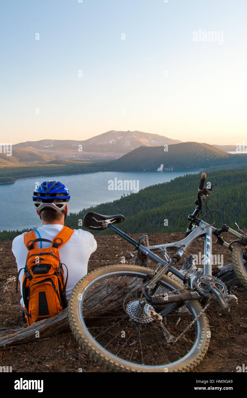 Mountain Biker al di sopra dell'Oregon Paulina lago al tramonto Foto Stock