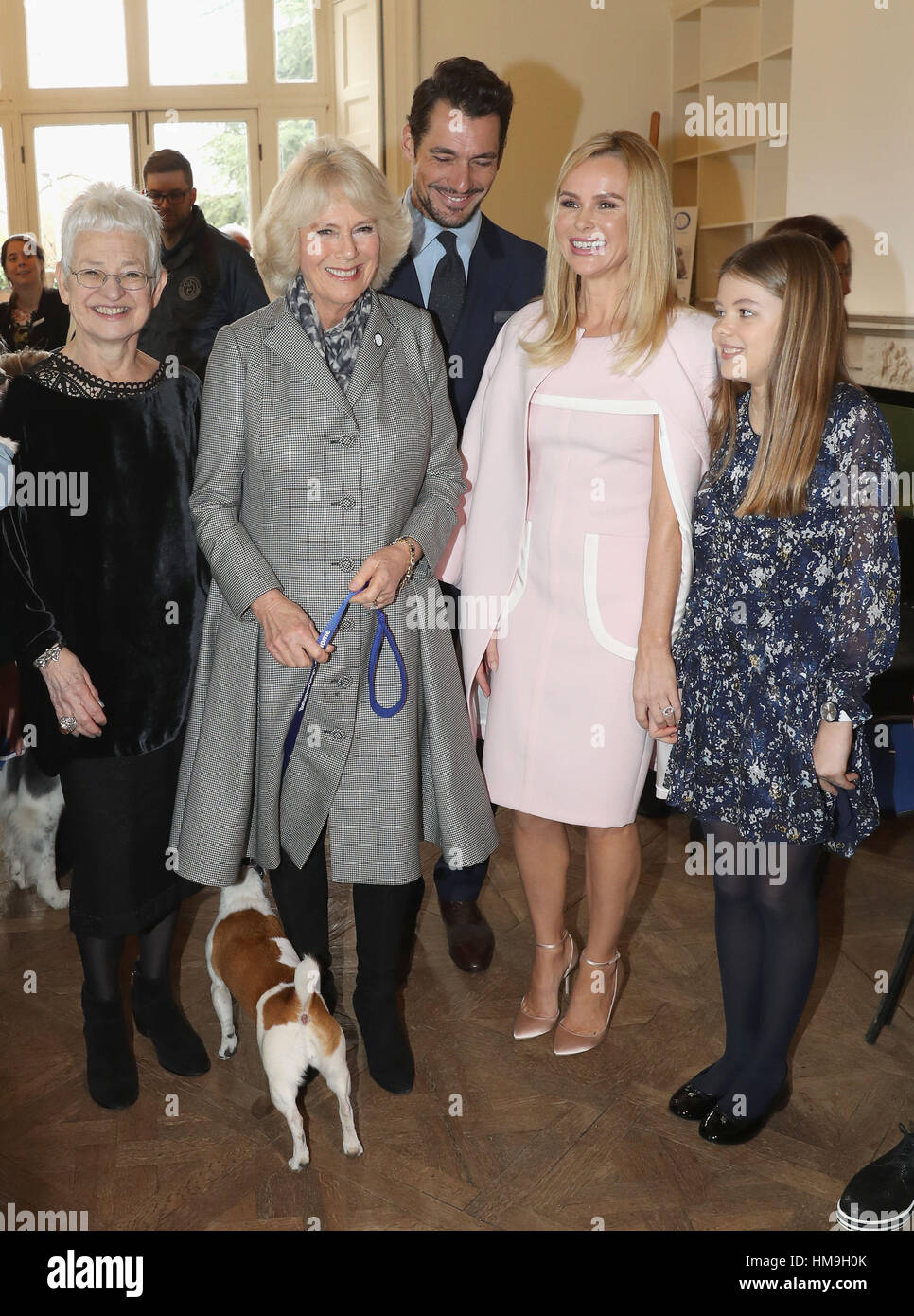 La duchessa di Cornovaglia con (da sinistra a destra) Jacqueline Wilson, David Gandy, Amanda Holden e sua figlia Alexa Hughes durante la sua visita a Battersea cani e gatti Home centro a Old Windsor. Foto Stock