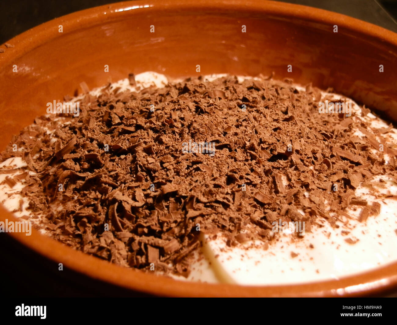 Gustoso yogurt fatto in casa con il cioccolato grattugiato. 3 Foto Stock