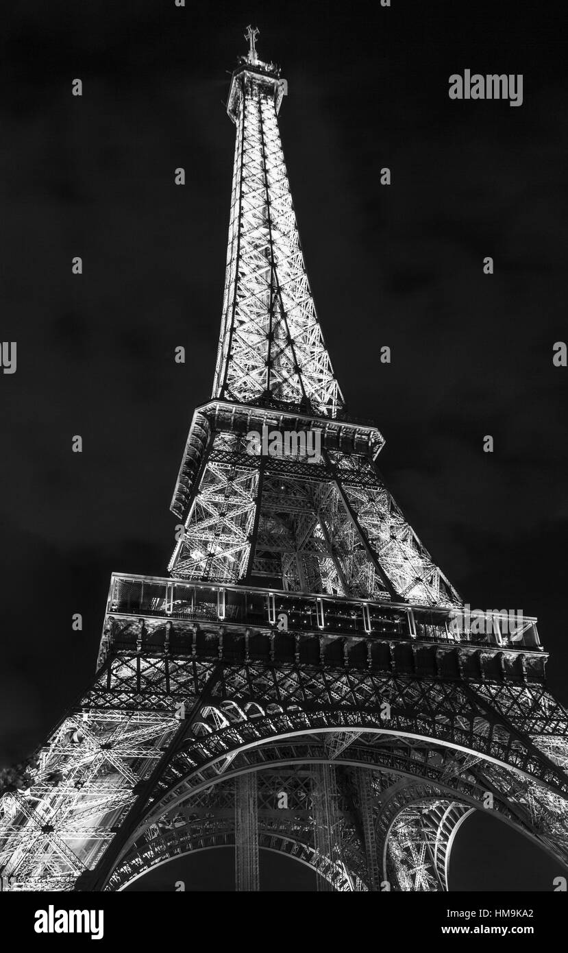 La torre Eiffel di notte Foto Stock