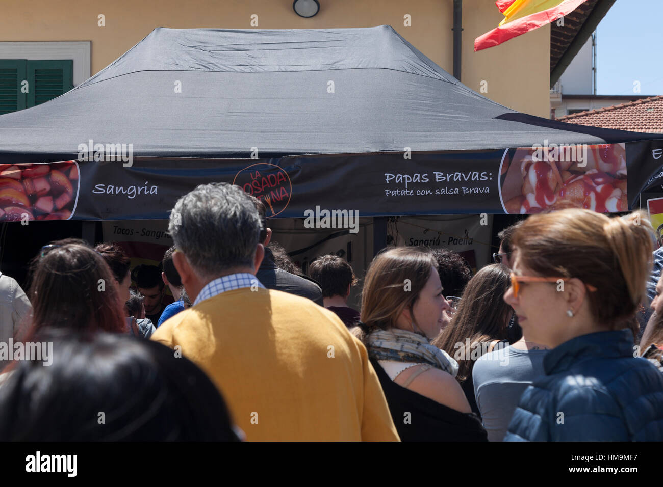 La sangria e papas bianche stand a street food festival Foto Stock