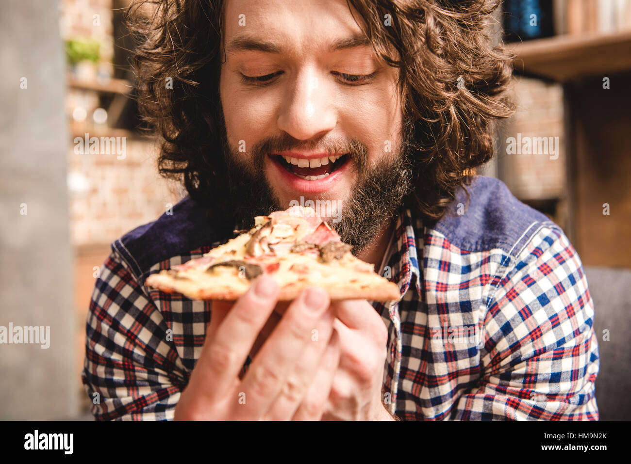 L'uomo mangiare la pizza Foto Stock