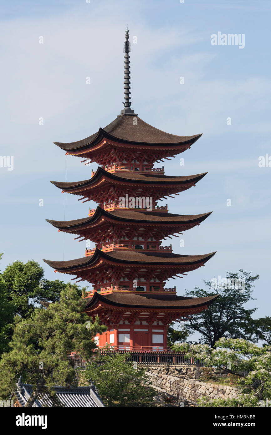 Santuario di Itsukushima la pagoda a cinque piani. Miyajima, Hatsukaichi, Prefettura di Hiroshima, Giappone. Foto Stock