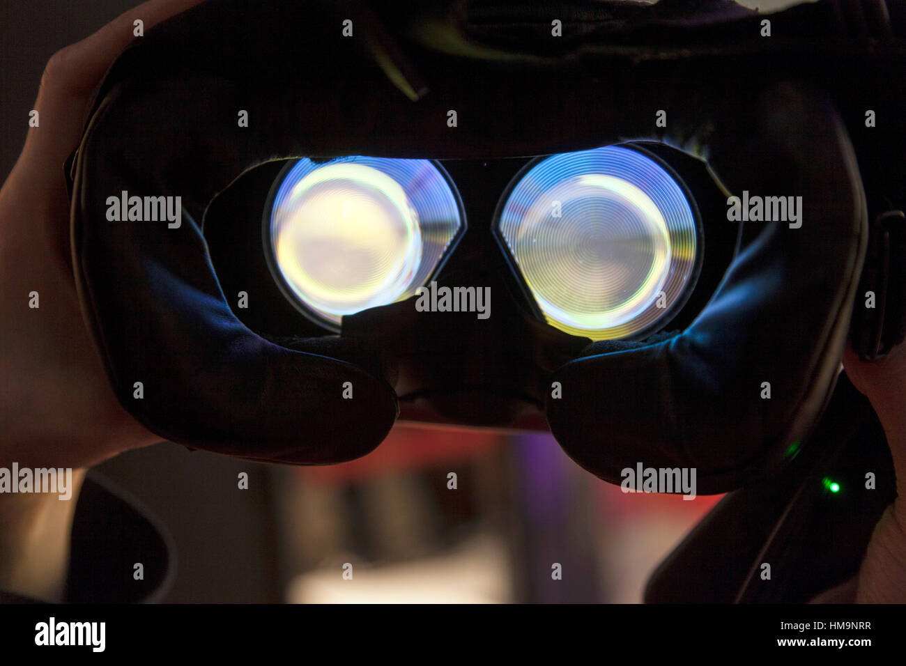 Il mondo della realtà virtuale - Videogame 3D con un VR Cuffie per giochi Foto Stock