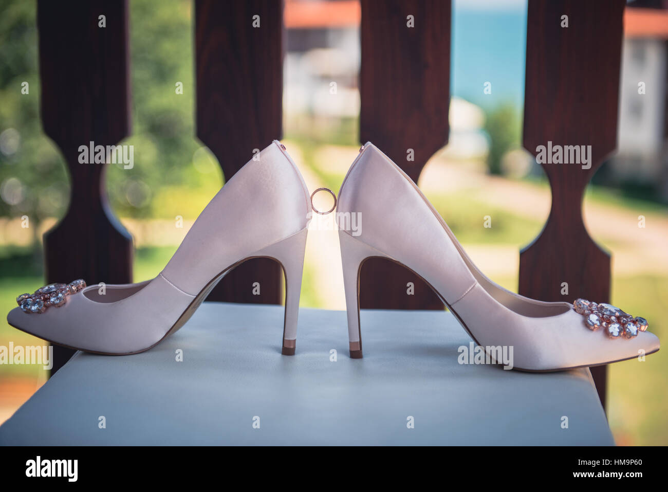 Scarpe bianche della sposa . wedding tema sfondo Foto Stock