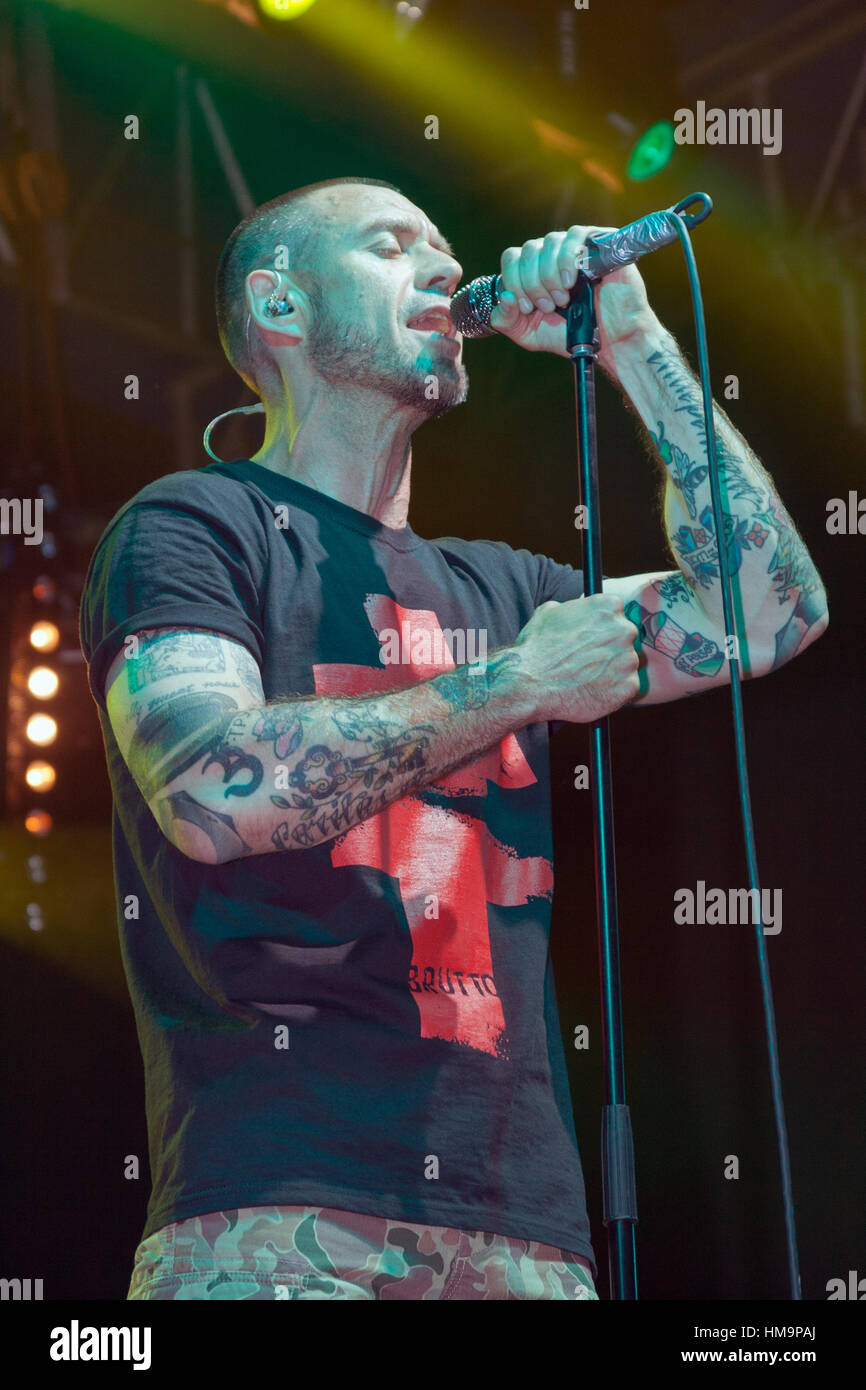 KIEV, UCRAINA - 23 Maggio 2015: Sergey Mikhalok leader del punk rock band Brutto esegue il brano durante la mostra in International Tattoo Convention Tattoo di Kiev Foto Stock