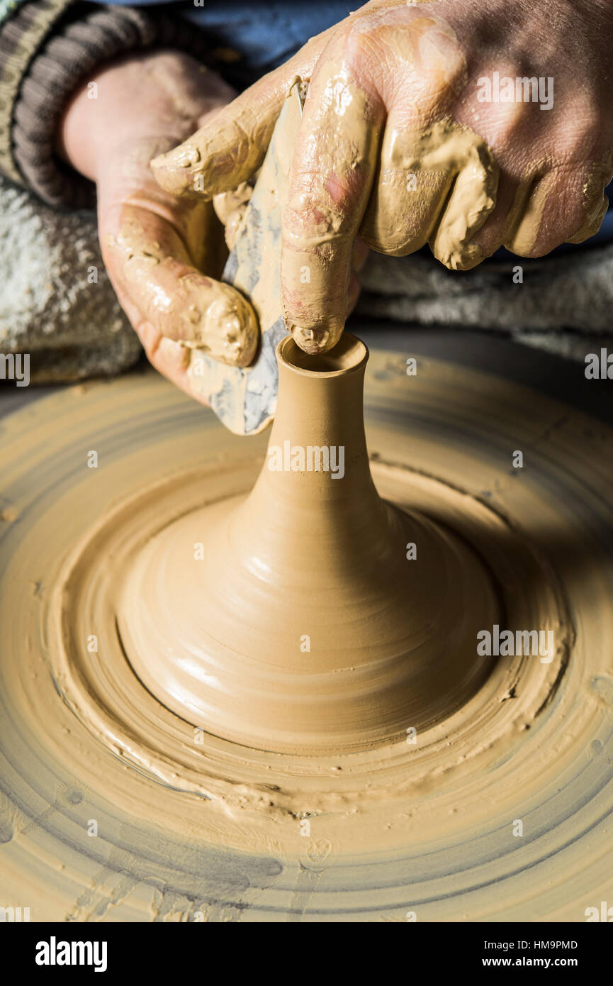 Laboratorio di ceramica, mani formando il tubo di lancio sulla ruota di ceramiche, Pittenhart, Alta Baviera, Germania Foto Stock