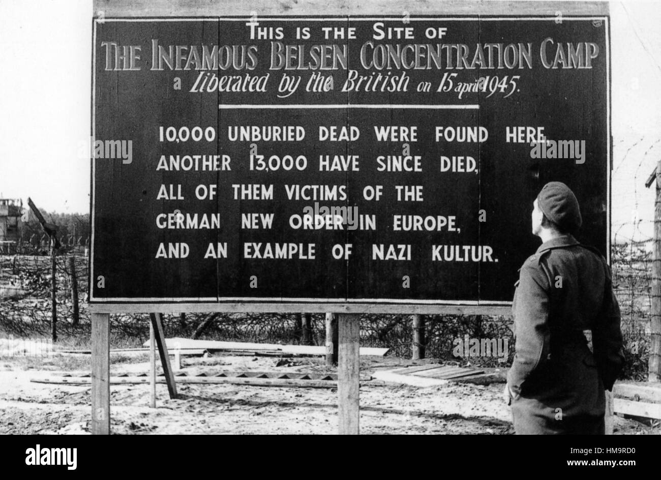 BERGEN-BENSEN campo di concentramento avviso eretta dal Royal Enginners dopo la liberazione in aprile 1945 Foto Stock