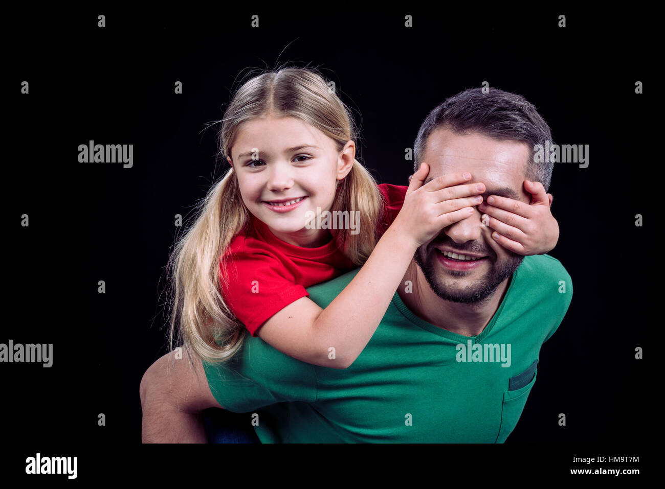 Padre piggybacking happy child Foto Stock