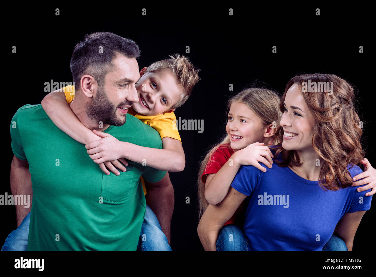 La famiglia felice in un colorato t-shirts Foto Stock