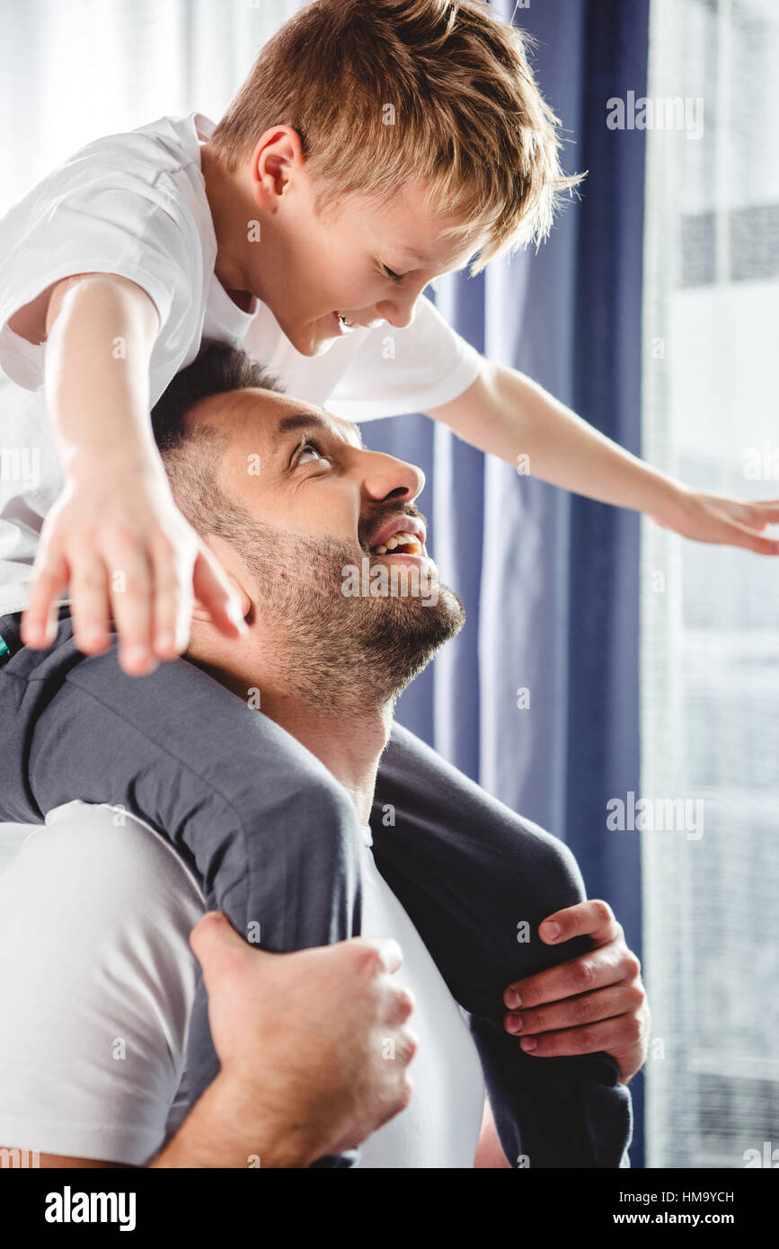 Padre figlio che porta sul collo Foto Stock