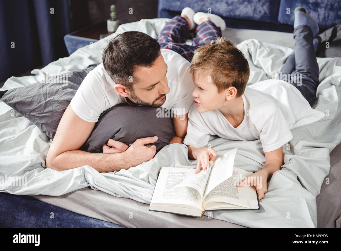 Padre e figlio libro di lettura Foto Stock