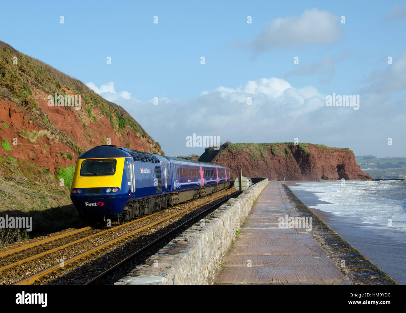 Un primo grande Western Inter City 125 tra il treno e a Dawlish Dawlish Warren. In bacjground è Langstone Rock Foto Stock