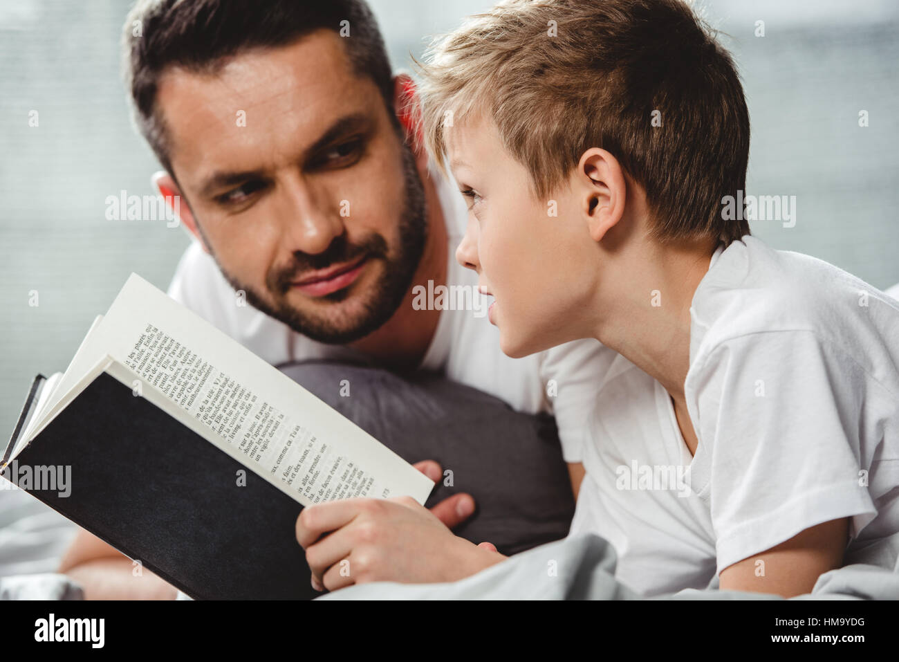 Padre e figlio libro di lettura Foto Stock