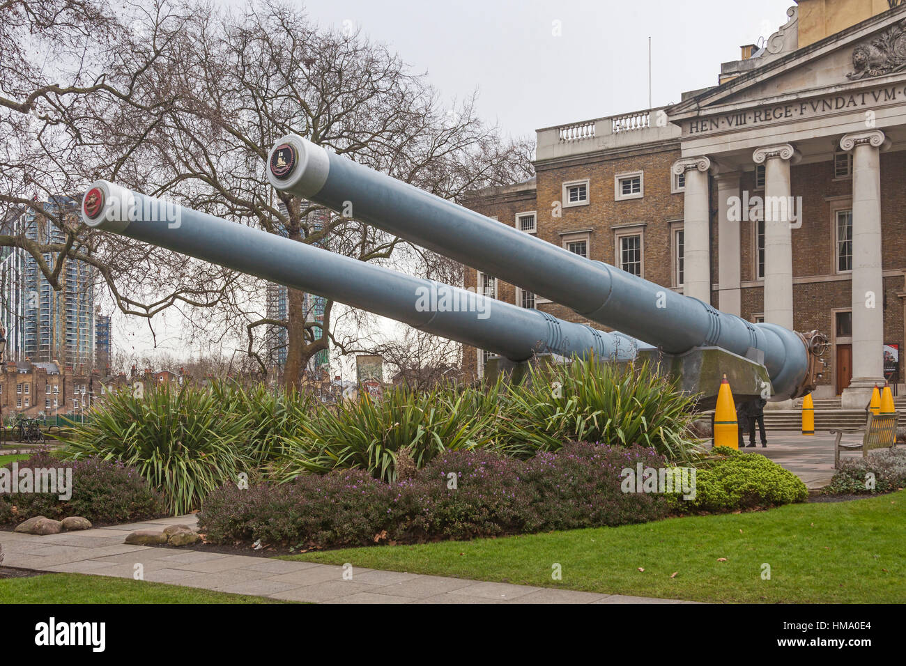 London Southwark 15 pollici Dreadnought artiglieria navale visualizzato dall'ingresso per il Museo Imperiale della Guerra Foto Stock