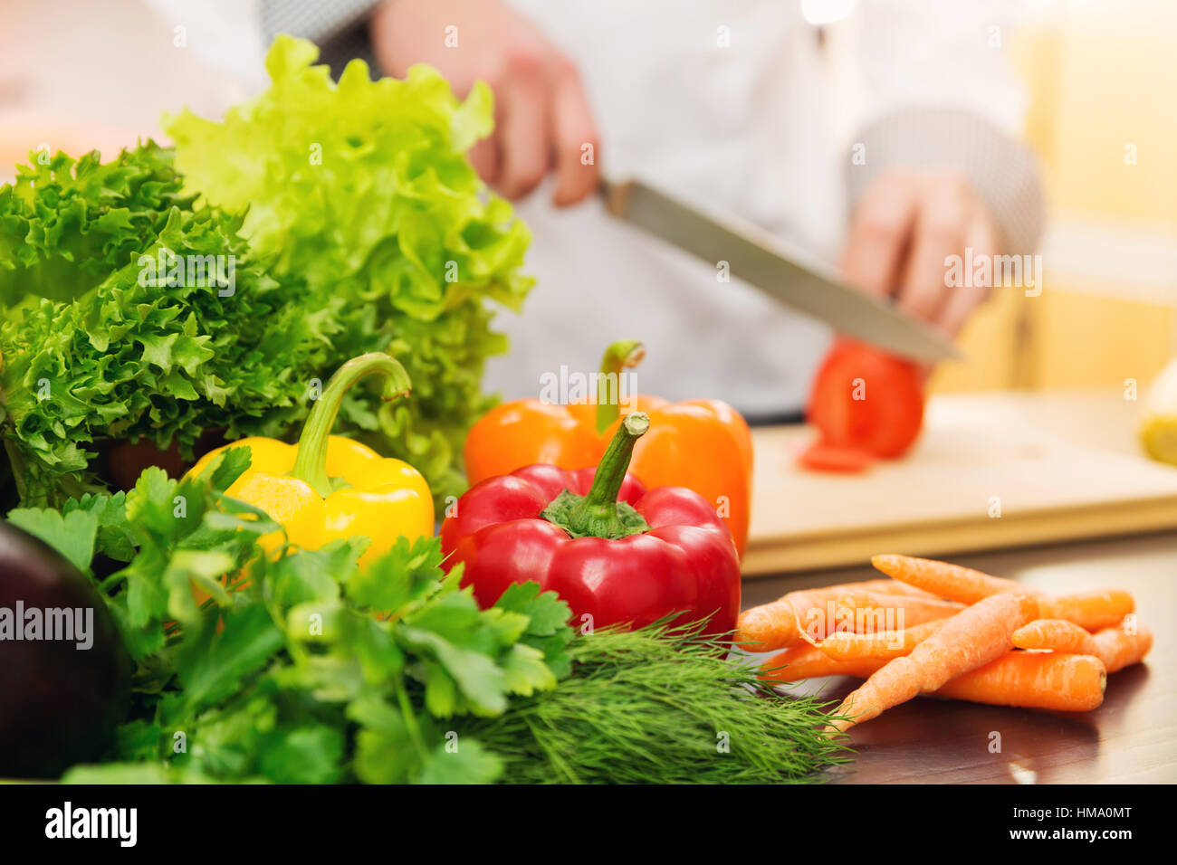 Ortaggi freschi sul tavolo della cucina Foto Stock