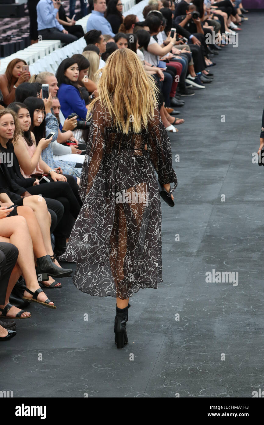 Sydney, Australia. Il 1° febbraio 2017. David Jones Autunno Inverno 2017 raccolte prove di lancio presso la Cattedrale di St Mary Precinct. Nella foto: Bridget Malcolm vetrine disegni di Zimmermann. Credito: Richard Milnes/Alamy Live News Foto Stock