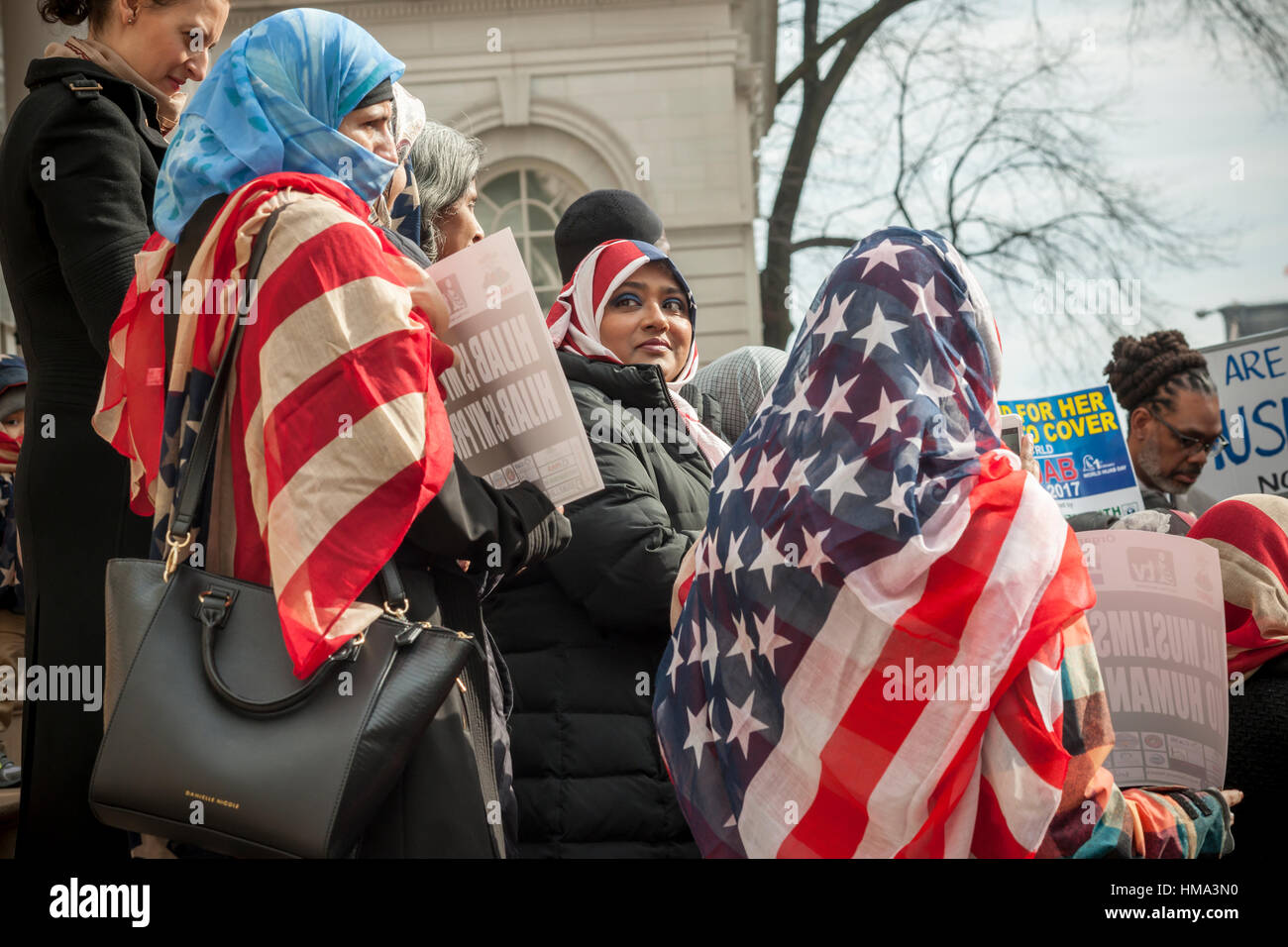 New York, Stati Uniti d'America. 01 feb 2017. Musulmani e non musulmani donne si riuniscono a New York City Hall Mercoledì, 1 febbraio 2017 per celebrare il mondo Hijab giorno. La manifestazione annuale chiamate per un giorno di solidarietà con le donne musulmane per la lotta contro l'intolleranza e la discriminazione e incoraggia la non-Le donne musulmane di indossare un Hijab nella solidarietà. Credito: Richard Levine/Alamy Live News Foto Stock