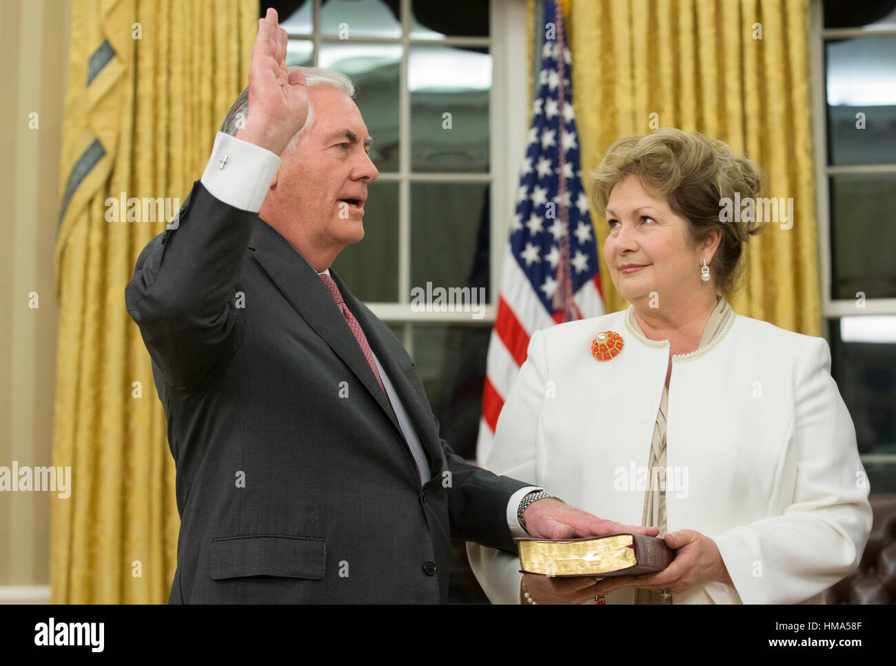 Washington, Stati Uniti d'America. Il 1 febbraio, 2017. Rex Tillerson (L) è giurato in qualità di segretario di stato accanto a sua moglie Renda St. Clair (R), durante una cerimonia con noi Vice Presidente Mike Pence e il Presidente degli Stati Uniti Trump nell'Ufficio Ovale della Casa Bianca di Washington, DC, Stati Uniti d'America. Tillerson è stata confermata dal Senato in un 56-a-43 votare per diventare la nazione 69Segretario di Stato. Credito: Michael Reynolds/Piscina via CNP /MediaPunch/Alamy Live News Foto Stock