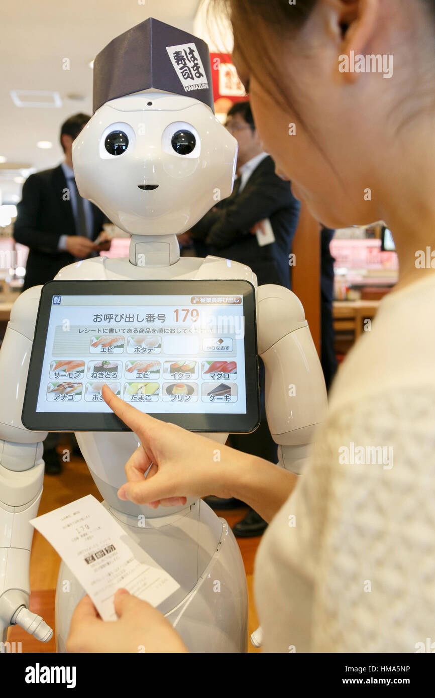 Tokyo, Giappone. 2° febbraio 2017. Un membro del personale dà una dimostrazione di pepe di robot come receptionist dell'Hamazushi nastro trasportatore ristorante di sushi in Saitama, appena a nord di Tokyo il 2 febbraio 2017, in Giappone. Il robot umanoide creato da SoftBank Robotics è in fase di collaudo da parte della catena di sushi di salutare, prendere tabella prenotazioni e lasciare che i clienti sappiano quando loro sedi sono pronti. Pepe è stata introdotta per migliorare la velocità di servizio al già altamente automatizzato di ristorante. Credito: Aflo Co. Ltd./Alamy Live News Foto Stock
