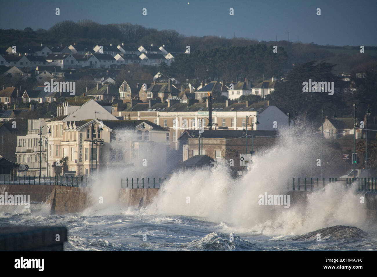 Penzance, Cornwall, Regno Unito. 2° febbraio 2017. Regno Unito Meteo. Onde enormi e venti forti essendo portato dalla tempesta che è probabile che venga chiamato Storm Doris, pastella il lungomare a Penzance, che la polizia ha chiuso. Credito: Simon Maycock/Alamy Live News Foto Stock