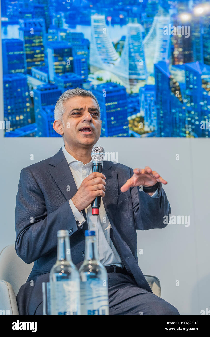 Londra, Regno Unito. 2° febbraio 2017. Sammy Lee e Richard Margree di developer Knight Dragon, international Santiago Calatrava e il sindaco di Londra, Sadiq Khan prendere parte a un briefing per annunciare un nuovo £ 1 miliardi di progetto nel cuore della penisola di Greenwich. Londra, 02 feb 2017. Credito: Guy Bell/Alamy Live News Foto Stock