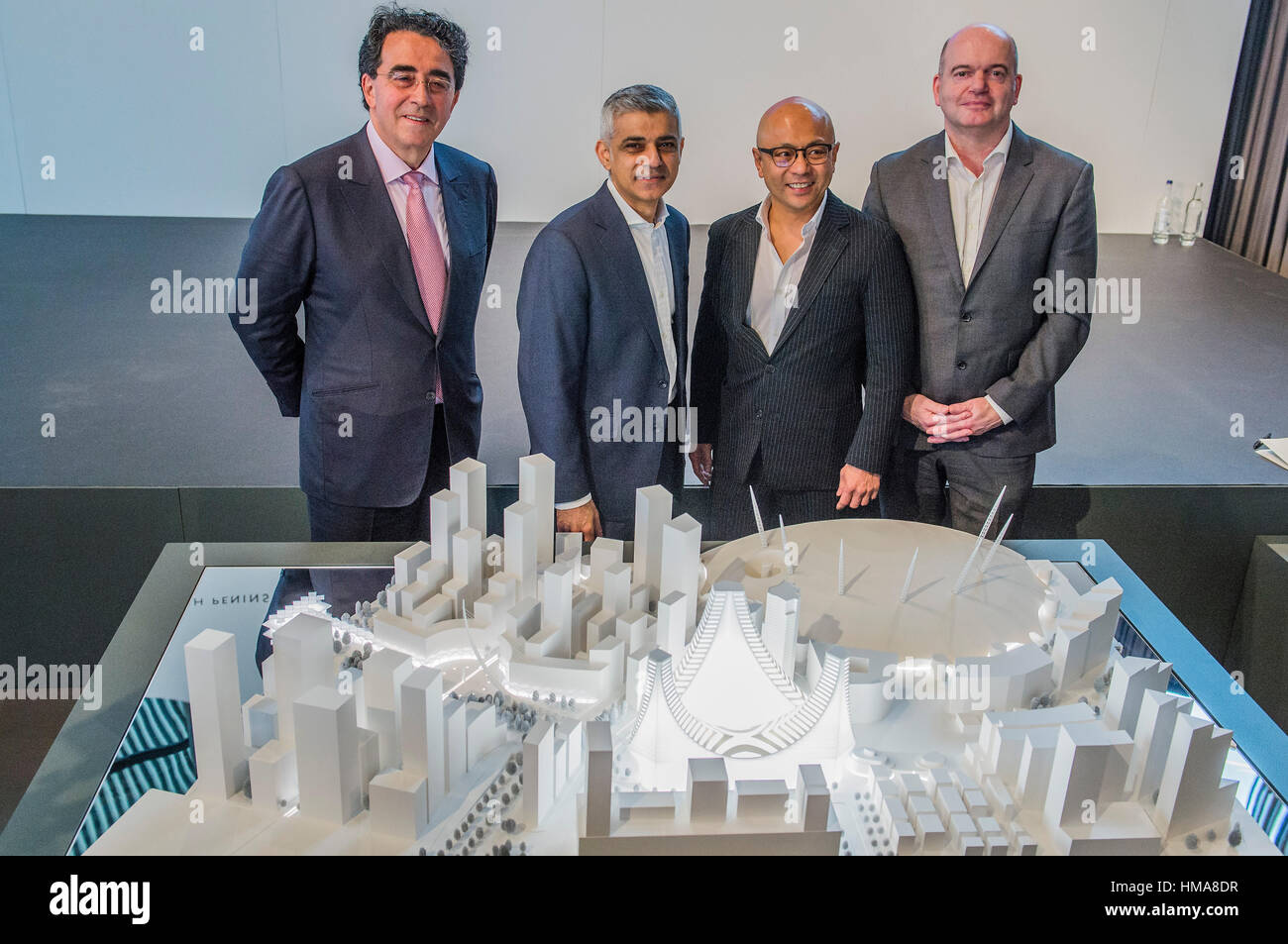 Londra, Regno Unito. 2° febbraio 2017. Sammy Lee (C) di developer Knight Dragon, international Santiago Calatrava (L), e il sindaco di Londra, Sadiq Khan - prendere parte a un briefing per annunciare un nuovo £ 1 miliardi di progetto nel cuore della penisola di Greenwich. Londra, 02 feb 2017. Credito: Guy Bell/Alamy Live News Foto Stock