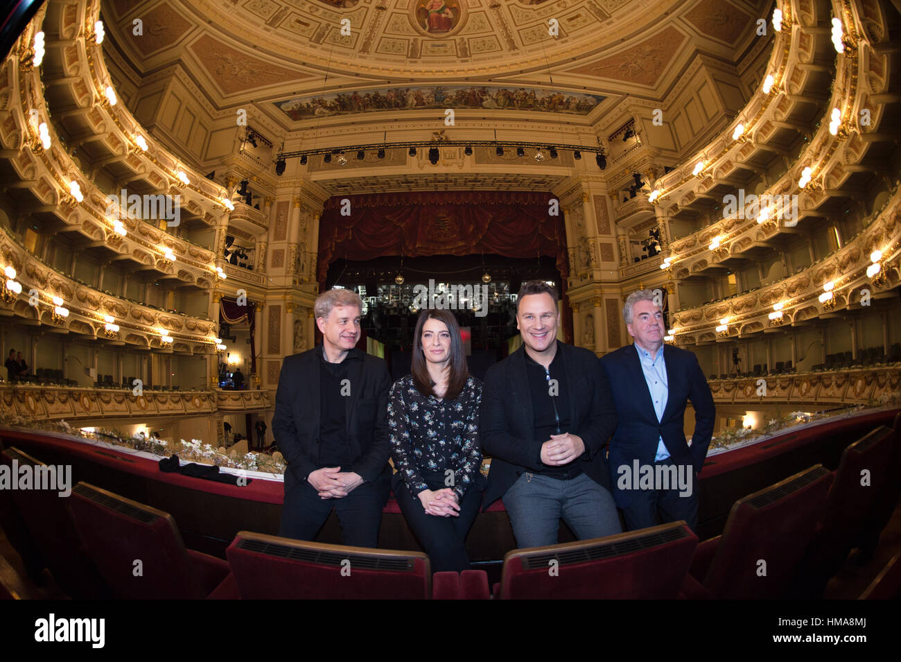 Dresden, Germania. 02Feb, 2017. Il direttore del teatro dell'Opera di Dresda sfera (noto anche come la Semper Opera Ball), Hans-Joachim Frey (L), Greek-German presentatore TV e news anchor Linda Zervakis (2-L), designer di moda Guido Maria Kretschmer (2-R) e direttore della Staatsoper Dresden Wolfgang Rothe posano per una fotografia in Semperoper di Dresden, Germania, 02 febbraio 2017. Zervakis e Kretschmer sarà presente l'opera ball sul 03.02.17. Foto: Arno Burgi/dpa-Zentralbild/dpa/Alamy Live News Foto Stock