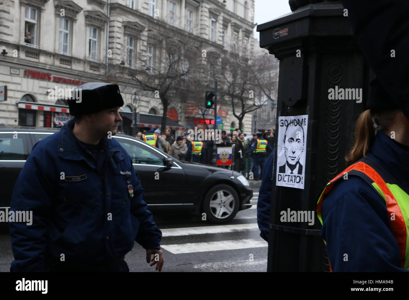 Putin è per il giro della Papamobile passa da un anti Putin poster in Budapest Credito: Conall Kearney/Alamy Live News Foto Stock