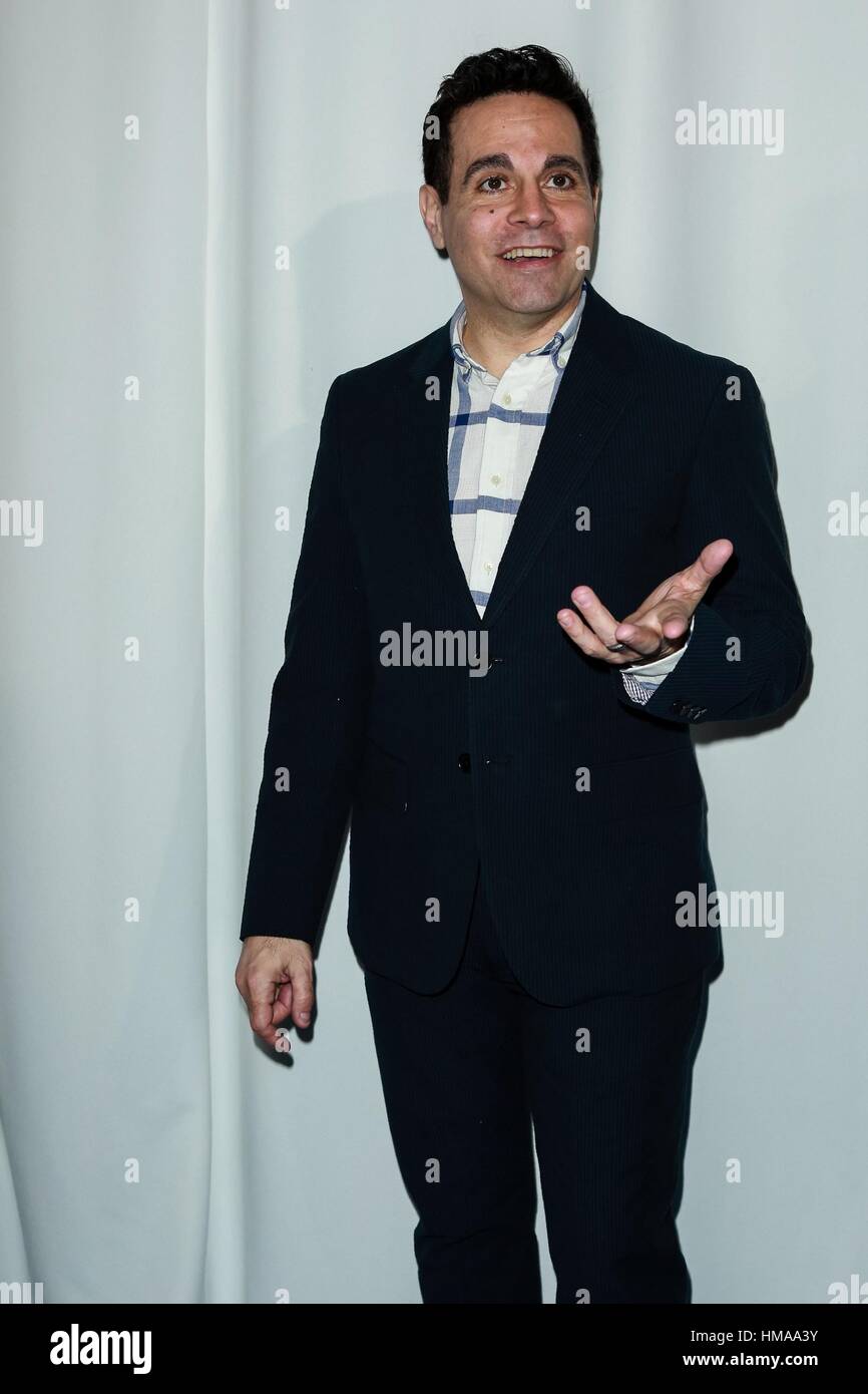 New York, NY, STATI UNITI D'AMERICA. Il 1° febbraio 2017. Mario Cantone di presenze per Blue Jacket Fashion Show a beneficio del cancro della prostata Foundation, Moli Chelsea, Pier 59, New York, NY Febbraio 1, 2017. Credito: Jason Mendez/Everett raccolta/Alamy Live News Foto Stock