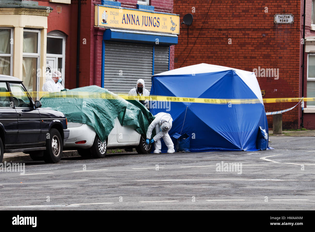 Liverpool, Regno Unito. 2° febbraio 2017. Forense pettine ufficiali il luogo del delitto dopo 26 anni di vecchio uomo è stato ucciso nella zona Wavertree di Liverpool. Credito: ken biggs/Alamy Live News Foto Stock