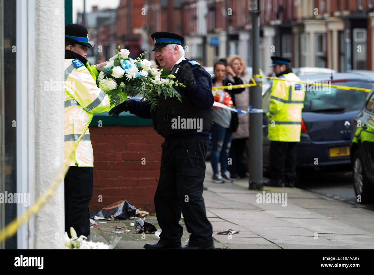 Liverpool, Regno Unito. 2° febbraio 2017. I membri del pubblico dando gli ufficiali di polizia fiori per essere posti in luogo del delitto dopo 26 anni di vecchio uomo è stato ucciso nella zona Wavertree di Liverpool. Credito: ken biggs/Alamy Live News Foto Stock