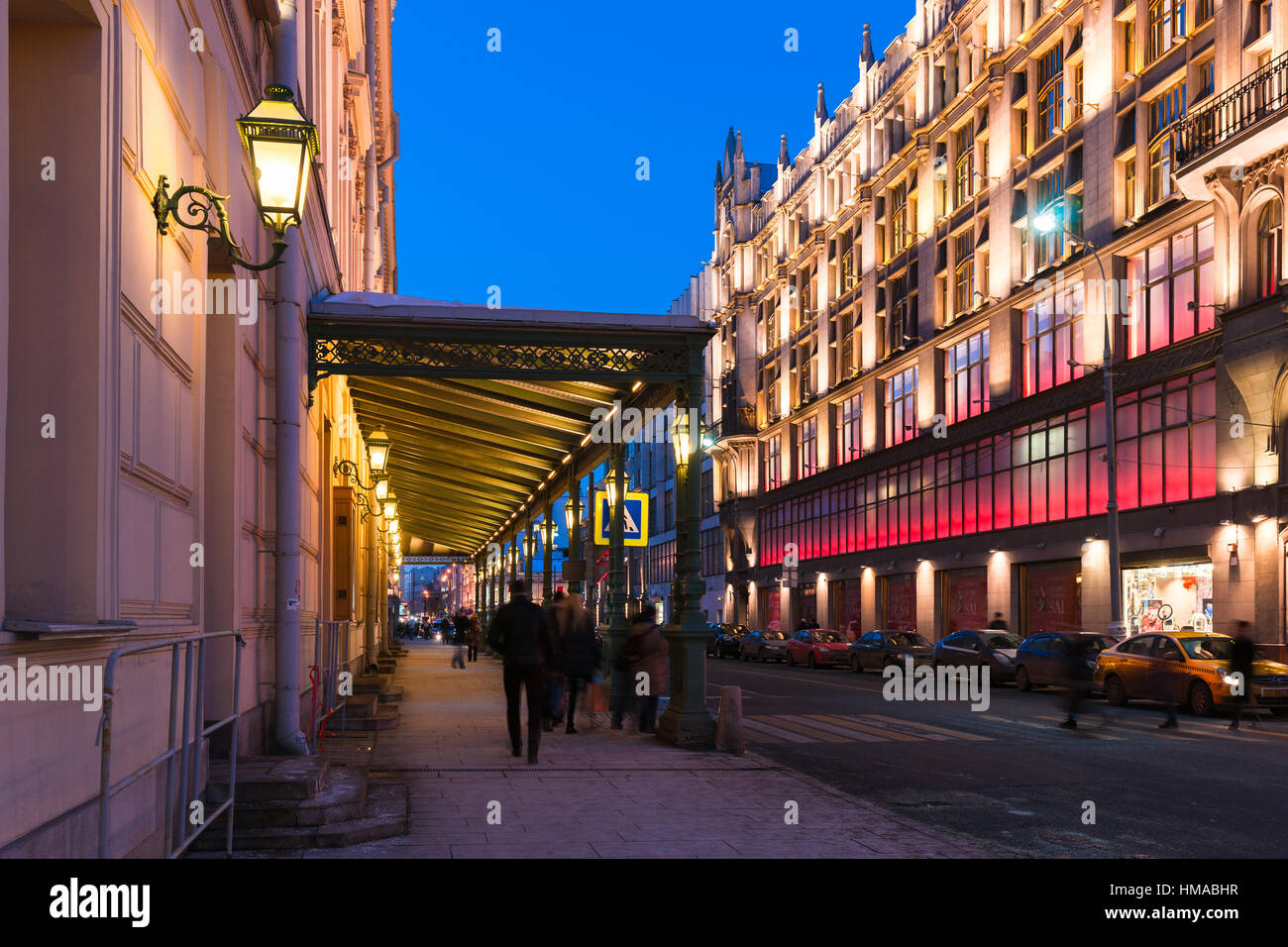 Mosca, Russia. Giovedì 2 febbraio 2017. Inverno street light festival è ancora in corso in città. Strade e piazze sono decorate con brillanti alberi artificiali e installazioni di luce. Tettoia di metallo oltre il Teatro Bolshoi esce. Central Department Store (TSUM) (a destra). © Alex Immagini/Alamy Live News Foto Stock