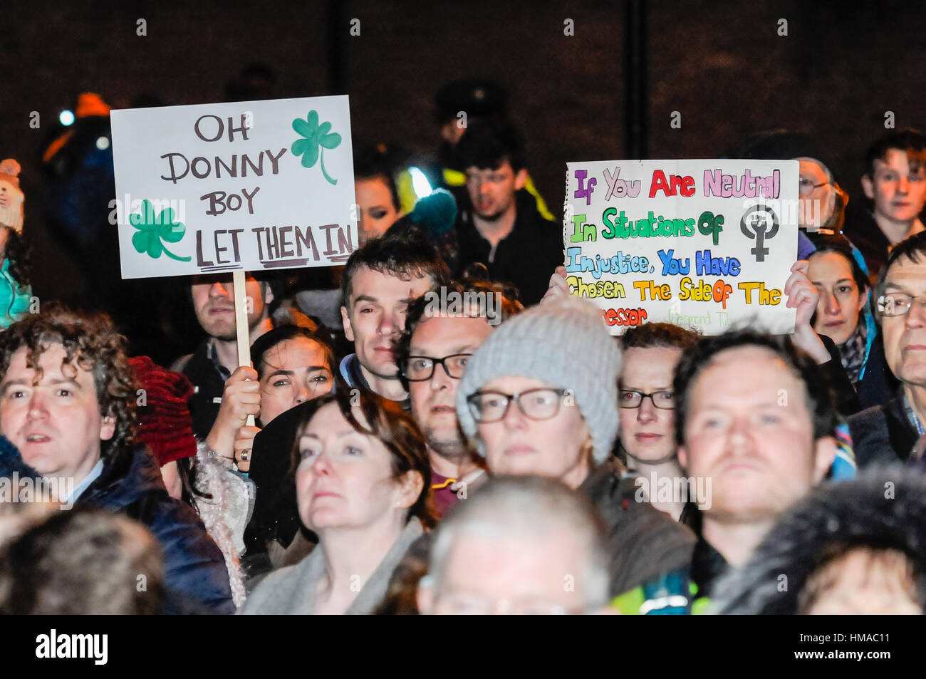 Belfast, Irlanda del Nord. 02 Feb 2017 - Una folla di circa trecento persone si sono radunate presso di noi consolato generale a Belfast per protestare contro la presidenza di Donald Trump. Foto Stock