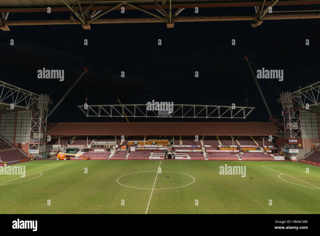Edinburgh, Regno Unito. 2° febbraio 2017. Cuore di Midlothian FC's riqualificazione di Tynecastle Stadium viene completata la fase di installazione di 104 ton struttura in acciaio rispetto all'esistente cavalletto principale. Questo consentirà al nuovo stand per essere costruito sopra il supporto esistente, che rimarrà in uso fino alla fine della stagione 2016/17. Il nuovo stand sarà completata nel settembre 2017 aumentando la capacità di massa da oltre 3.500. Credito: Alan Paterson/Alamy Live News Foto Stock