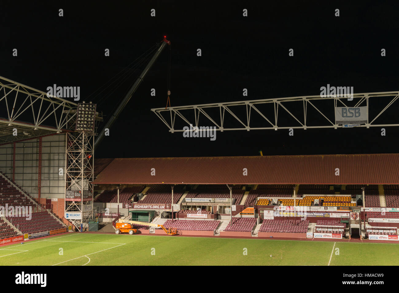 Edinburgh, Regno Unito. 2° febbraio 2017. Cuore di Midlothian FC's riqualificazione di Tynecastle Stadium viene completata la fase di installazione di 104 ton struttura in acciaio rispetto all'esistente cavalletto principale. Questo consentirà al nuovo stand per essere costruito sopra il supporto esistente, che rimarrà in uso fino alla fine della stagione 2016/17. Il nuovo stand sarà completata nel settembre 2017 aumentando la capacità di massa da oltre 3.500. Credito: Alan Paterson/Alamy Live News Foto Stock