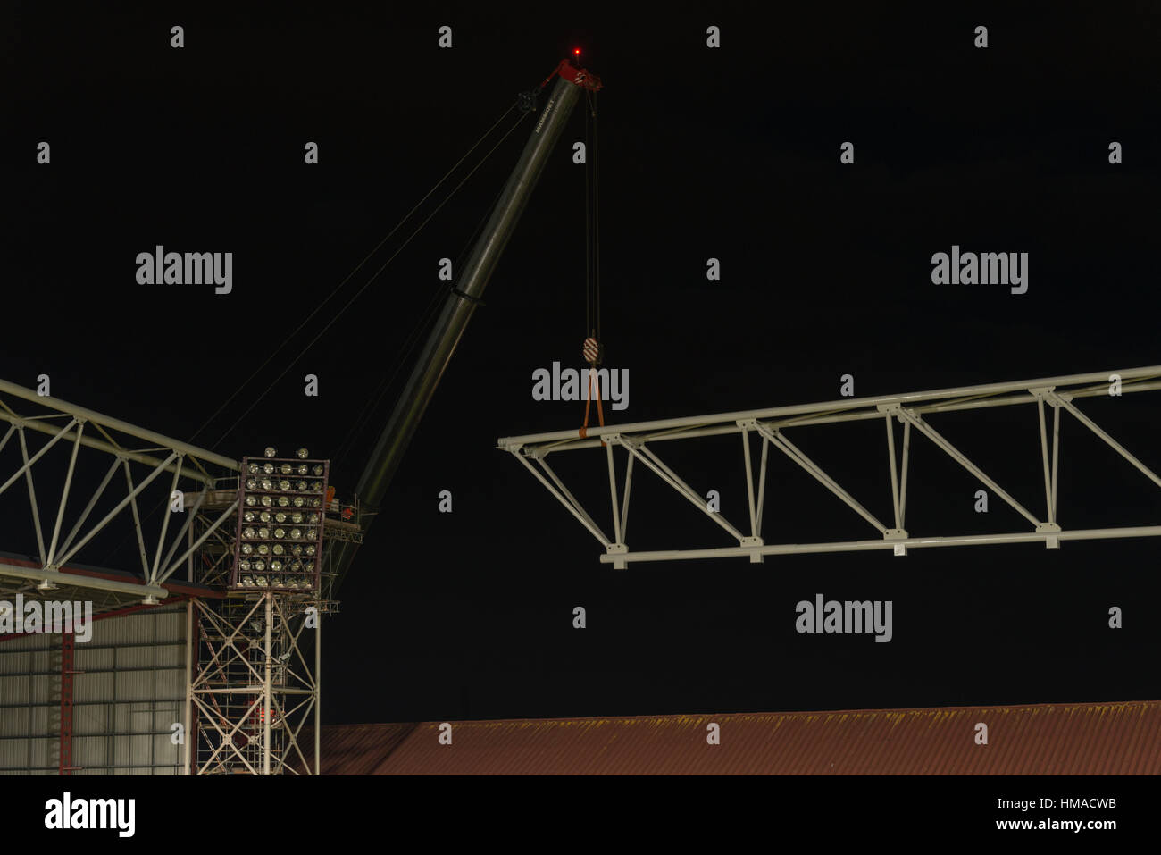 Edinburgh, Regno Unito. 2° febbraio 2017. Cuore di Midlothian FC's riqualificazione di Tynecastle Stadium viene completata la fase di installazione di 104 ton struttura in acciaio rispetto all'esistente cavalletto principale. Questo consentirà al nuovo stand per essere costruito sopra il supporto esistente, che rimarrà in uso fino alla fine della stagione 2016/17. Il nuovo stand sarà completata nel settembre 2017 aumentando la capacità di massa da oltre 3.500. Credito: Alan Paterson/Alamy Live News Foto Stock