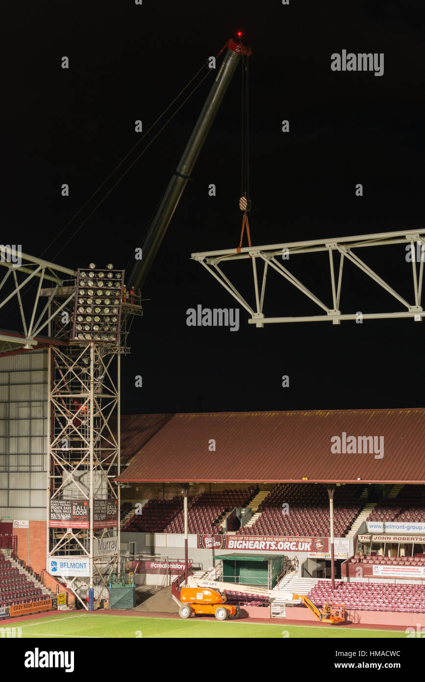 Edinburgh, Regno Unito. 2° febbraio 2017. Cuore di Midlothian FC's riqualificazione di Tynecastle Stadium viene completata la fase di installazione di 104 ton struttura in acciaio rispetto all'esistente cavalletto principale. Questo consentirà al nuovo stand per essere costruito sopra il supporto esistente, che rimarrà in uso fino alla fine della stagione 2016/17. Il nuovo stand sarà completata nel settembre 2017 aumentando la capacità di massa da oltre 3.500. Credito: Alan Paterson/Alamy Live News Foto Stock