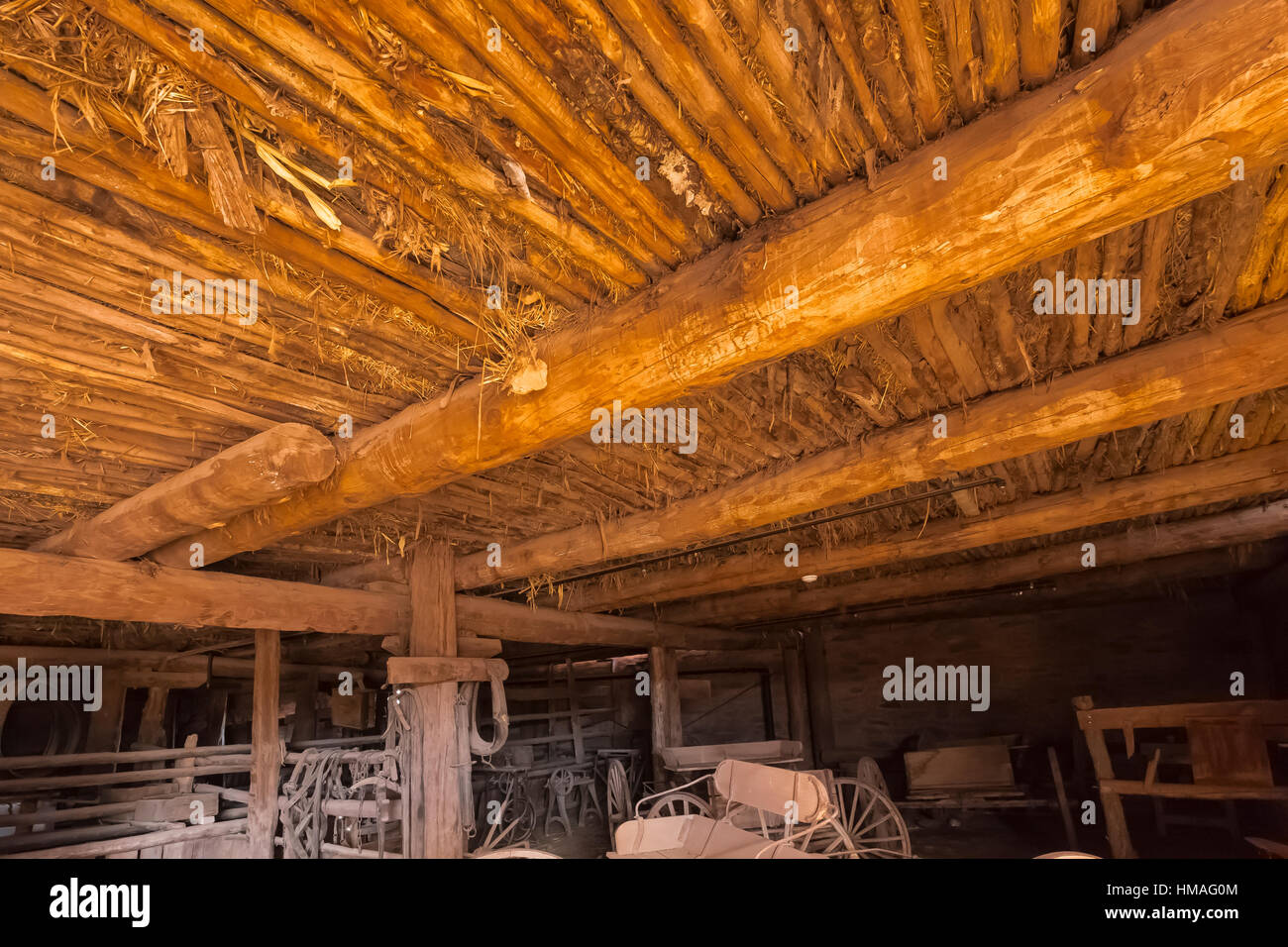 Fienile interni sul tetto che mostra i dettagli di costruzione presso Hubbell Trading Post National Historic Site entro la Navajo Nation, Arizona, Stati Uniti d'America Foto Stock
