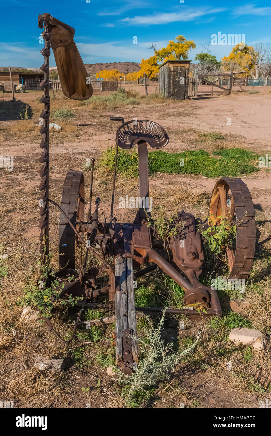 Vecchio a cavallo il fieno-cutter a Hubbell Trading Post National Historic Site entro la Navajo Nation, Arizona, Stati Uniti d'America Foto Stock