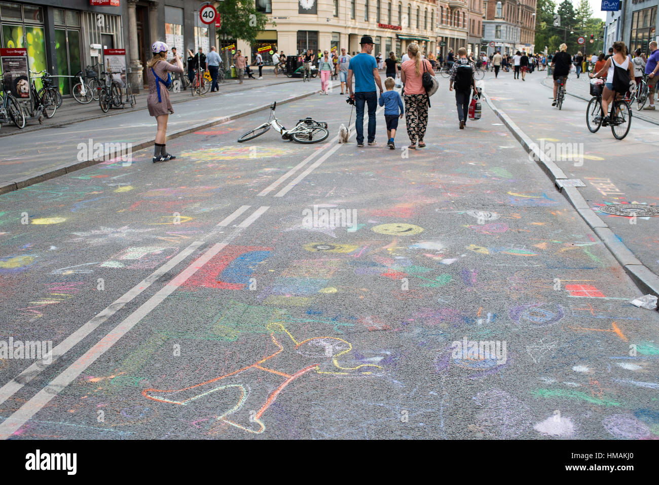 Chalk dipinto su Noerrebrogade in Copenhagen con persone che passeggiano lungo la strada Foto Stock