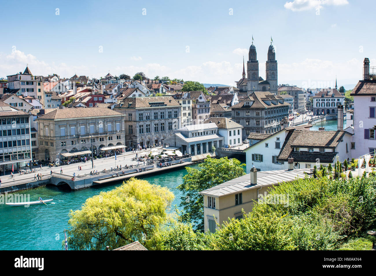 La città di Zurigo in Svizzera con il blu del cielo in estate Foto Stock