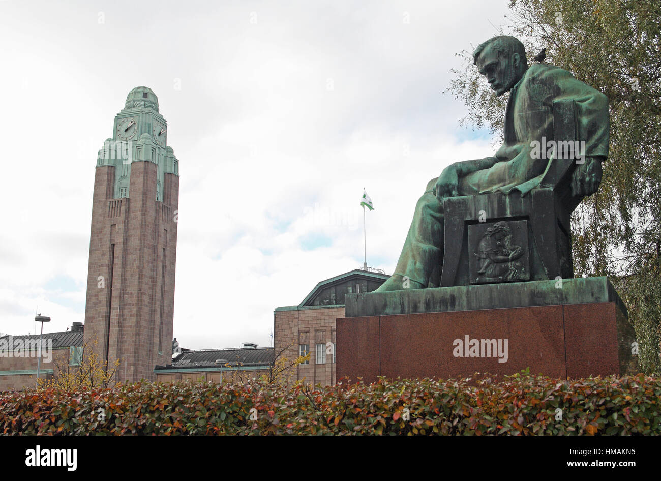 Statua di scrittore Aleksis Kivi e Helsinki Stazione Centrale Piazza della Stazione, Helsinki, Finlandia Foto Stock