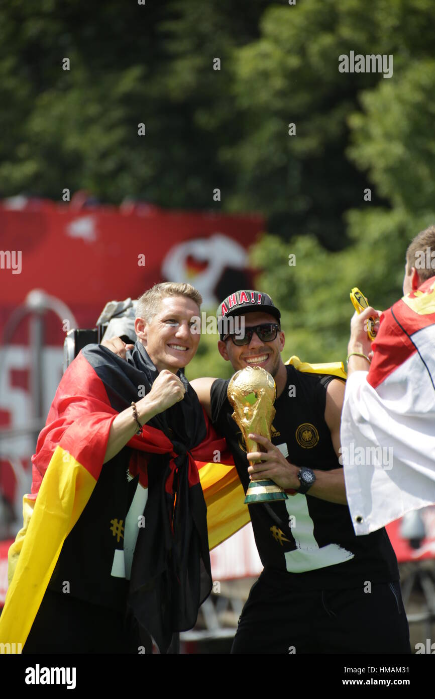 Squadra Nazionale di calcio tedesca e capo allenatore Löw celebrare la FIFA World Cup Championship in luglio, XV 2014 a Berlino, Germania. Foto Stock