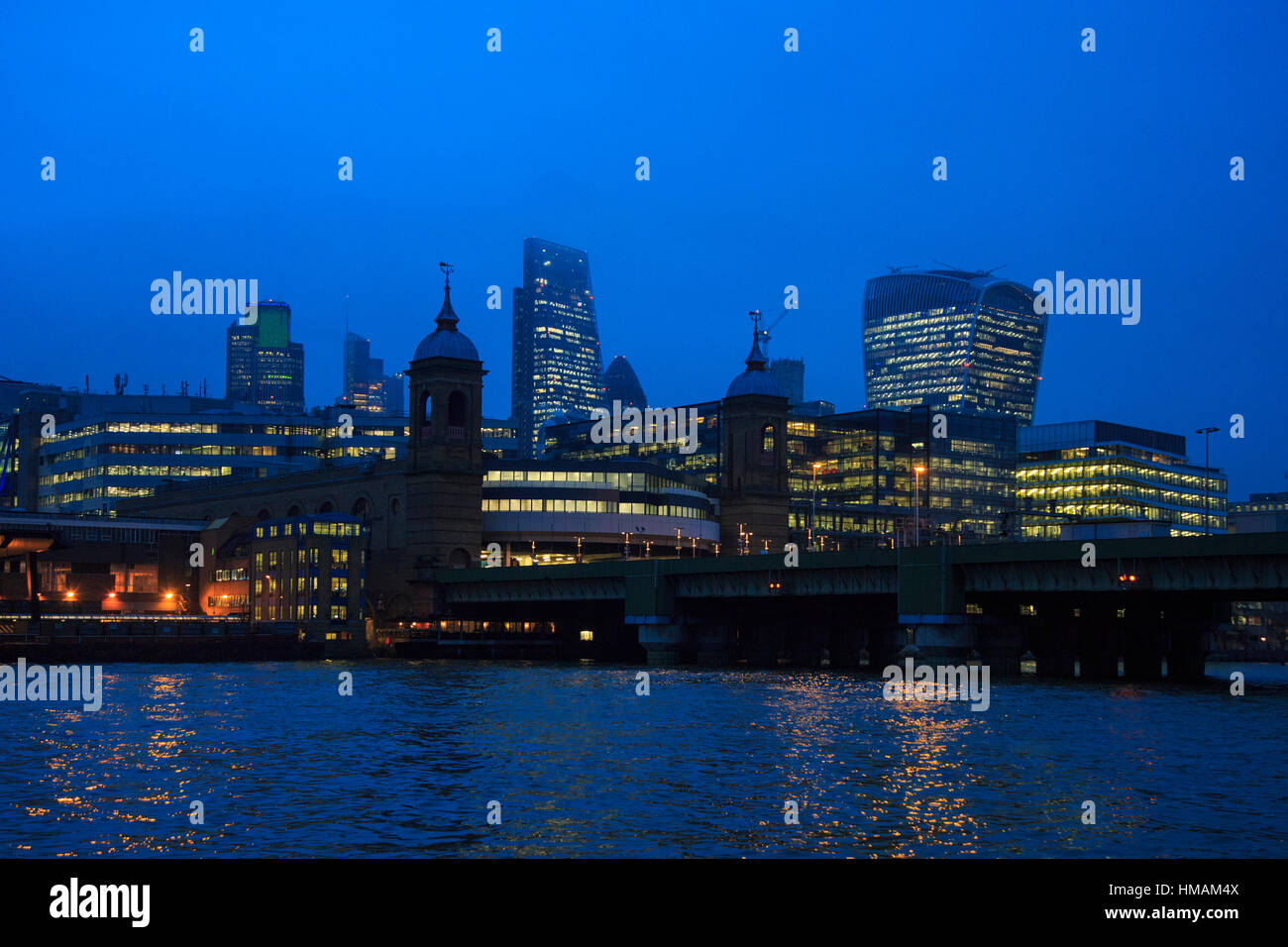 Il 31 gennaio 2017. Londra, Regno Unito. Skyline della città di Londra con il fiume Tamigi al crepuscolo. Foto Stock